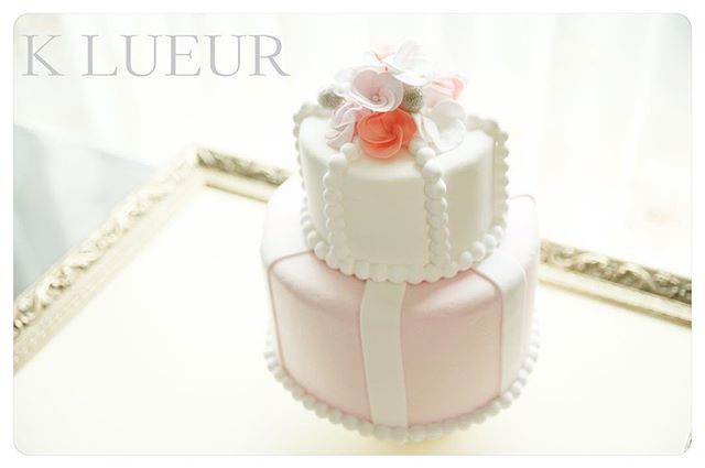 生徒さま作品♪【クレイアーティストコース】パールとストライプの2段ケーキ。・カバーリングがとてもお上手で、綺麗なケーキに仕上がっています♡お色も可愛らしく、素敵です。・・お疲れ様でした♪＊お問い合わせはHPまたはメールよりお願いいたします。info@klueur.com＊ご注文はメールまたは下記よりお願いいたします♪https://www.creema.jp/c/k-lueur＊＊＊#リングピロー #ウェディング #結婚式 #結婚祝い #プレゼント #クレイケーキ教室 #ウェディングアイテム #ウェルカムボード #クレイケーキ #clayart #ディプロマ#手作り #マカロンタワー #教室 #ハンドメイド #ディスプレイ #前撮り #日本クレイアート協会 #ringpillow #ティファニーブルー #クレイ#プチギフト #デコクレイ #ベビーシャワー #マカロン#横浜#clay #習い事 #wedding#プレ花嫁
