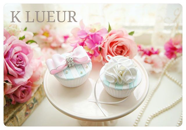 生徒さま作品♪【ビジューカップケーキ】 ・パール&ストーンをたっぷり使って♡とても可愛く仕上がりました♪・お疲れ様でした！＊お問い合わせはHPまたはメールよりお願いいたします。info@klueur.com＊ご注文はメールまたは下記よりお願いいたします♪https://www.creema.jp/c/k-lueur＊＊＊#リングピロー #ウェディング #結婚式 #結婚祝い #プレゼント #クレイケーキ教室 #ウェディングアイテム #ウェルカムボード #クレイケーキ #clayart #ディプロマ#手作り #マカロンタワー #教室 #ハンドメイド #ディスプレイ #前撮り #日本クレイアート協会 #ringpillow #ティファニーブルー #クレイ#プチギフト #デコクレイ #ベビーシャワー #マカロン#横浜#clay #習い事 #wedding#プレ花嫁