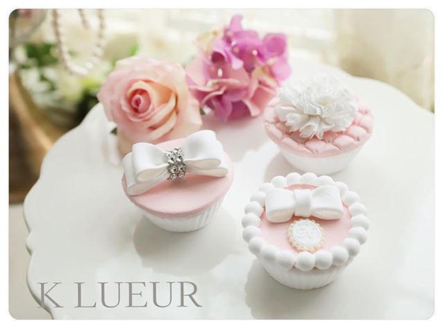 【ウェディングレッスン 】来月挙式予定の花嫁さまカップケーキ型小物入れをお作り頂きました♪・優しいピンクがとても可愛らしいですね。仕上がりもとても綺麗です！次回はお友達へのプレゼント用に10個！お作り頂く予定♪数も多く大変ですが、頑張りましょうね(*´ｰ`*)・どうもありがとうございました！ ・※こちらの小物入れは完成品の販売もございます。・1dayレッスン、クレイアーティストコースのお問い合わせは、HPまたはメールよりお願いいたします。 ・【Mail】info@klueur.com【HP】http://klueur.com/・・ご注文は、メールまたはwebshopよりお願いいたします。・️K LUEUR Wedding webshophttps://klueur.saleshop.jp・ ・＊＊＊#リングピロー #ウェディング #結婚式 #結婚祝い #プレゼント #クレイケーキ教室 #ウェディングアイテム #ウェルカムボード #クレイケーキ #clayart #ディプロマ#手作り #マカロンタワー #教室 #ハンドメイド #ディスプレイ #前撮り #日本クレイアート協会 #ringpillow #ティファニーブルー #クレイ#プチギフト #女子力アップ #ベビーシャワー #マカロン#横浜#clay #習い事 #wedding#プレ花嫁
