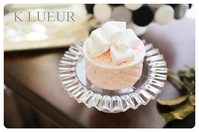 生徒さま作品【クレイアーティストコース】ドレープリボンケーキ・繊細でとても綺麗な仕上がりです。調色もお上手ですね。 ・・お疲れさまでした！・1dayレッスン、クレイアーティストコースのお問い合わせは、HPまたはメールよりお願いいたします。 ・【Mail】info@klueur.com【HP】http://klueur.com/・・ご注文は、メールまたはwebshopよりお願いいたします。・️K LUEUR Wedding webshophttps://klueur.saleshop.jp・ ・＊＊＊#リングピロー #ウェディング #結婚式 #結婚祝い #プレゼント #クレイケーキ教室 #ウェディングアイテム #ウェルカムボード #クレイケーキ #clayart #ディプロマ#手作り #マカロンタワー #教室 #ハンドメイド #ディスプレイ #前撮り #日本クレイアート協会 #ringpillow #ティファニーブルー #クレイ#プチギフト #女子力アップ #ベビーシャワー #マカロン#横浜#clay #習い事 #wedding#プレ花嫁