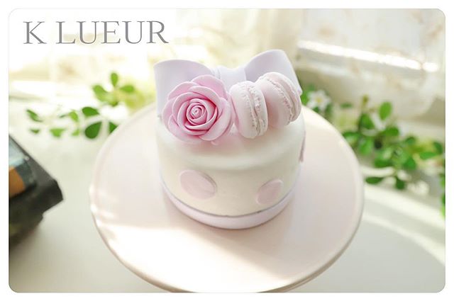 生徒さま作品【クレイアーティストコース】ローズとマカロンのクレイケーキ・優しいカラーで仕上げてくださいました♪とても可愛らしいです。・お疲れさまでした♪・1dayレッスン、クレイアーティストコースのお問い合わせは、HPまたはメールよりお願いいたします。 ・【Mail】info@klueur.com【HP】http://klueur.com/・・ご注文は、メールまたはwebshopよりお願いいたします。・️K LUEUR Wedding webshophttps://klueur.saleshop.jp・ ・＊＊＊#リングピロー #ウェディング #結婚式 #結婚祝い #プレゼント #クレイケーキ教室 #ウェディングアイテム #ウェルカムボード #クレイケーキ #clayart #ディプロマ#手作り #マカロンタワー #教室 #ハンドメイド #ディスプレイ #前撮り #日本クレイアート協会 #ringpillow #ティファニーブルー #クレイ#プチギフト #女子力アップ #ベビーシャワー #マカロン#横浜#clay #習い事 #wedding#プレ花嫁