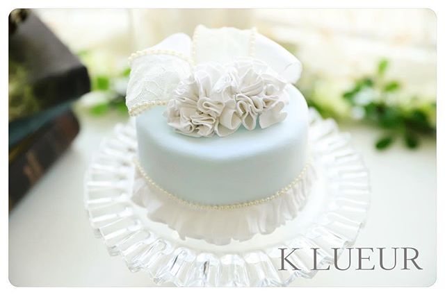 生徒さま作品【クレイアーティストコース】カーネーションとフリルのケーキ・たっぷりボリュームのあるフリルがとても綺麗です。細部まで丁寧でとてもお上手ですね。 ・ ・・お疲れさまでした♪・1dayレッスン、クレイアーティストコースのお問い合わせは、HPまたはメールよりお願いいたします。 ・【Mail】info@klueur.com【HP】http://klueur.com/・・ご注文は、メールまたはwebshopよりお願いいたします。・️K LUEUR Wedding webshophttps://klueur.saleshop.jp・ ・＊＊＊#リングピロー #ウェディング #結婚式 #結婚祝い #プレゼント #クレイケーキ教室 #ウェディングアイテム #ウェルカムボード #クレイケーキ #clayart #ディプロマ#手作り #マカロンタワー #教室 #ハンドメイド #ディスプレイ #前撮り #日本クレイアート協会 #ringpillow #ティファニーブルー #クレイ#プチギフト #女子力アップ #ベビーシャワー #マカロン#横浜#clay #習い事 #wedding#プレ花嫁