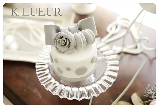 生徒さま作品【クレイアーティストコース】ローズとマカロンのクレイケーキ・シックな色合いでとても上品な仕上がりですね。インパクトのある大きなリボンが素敵です♪・お疲れさまでした♪・1dayレッスン、クレイアーティストコースのお問い合わせは、HPまたはメールよりお願いいたします。 ・【Mail】info@klueur.com【HP】http://klueur.com/・・ご注文は、メールまたはwebshopよりお願いいたします。・️K LUEUR Wedding webshophttps://klueur.saleshop.jp・ ・＊＊＊#リングピロー #ウェディング #結婚式 #結婚祝い #プレゼント #クレイケーキ教室 #ウェディングアイテム #ウェルカムボード #クレイケーキ #clayart #ディプロマ#手作り #マカロンタワー #教室 #ハンドメイド #ディスプレイ #前撮り #日本クレイアート協会 #ringpillow #ティファニーブルー #クレイ#プチギフト #女子力アップ #ベビーシャワー #マカロン#横浜#clay #習い事 #wedding#プレ花嫁