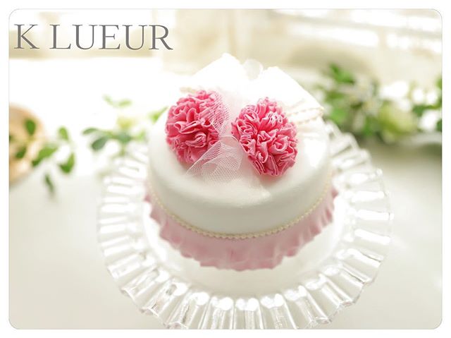生徒さま作品【クレイアーティストコース】カーネーションとフリルのケーキ・動きのあるフリルがとてもお上手でした♪お色も可愛らしいですね。 ・お疲れさまでした♪・1dayレッスン、クレイアーティストコースのお問い合わせは、HPまたはメールよりお願いいたします。 ・【Mail】info@klueur.com【HP】http://klueur.com/・・ご注文は、メールまたはwebshopよりお願いいたします。・️K LUEUR Wedding webshophttps://klueur.saleshop.jp・ ・＊＊＊#リングピロー #ウェディング #結婚式 #結婚祝い #プレゼント #クレイケーキ教室 #ウェディングアイテム #ウェルカムボード #クレイケーキ #clayart #ディプロマ#手作り #マカロンタワー #教室 #ハンドメイド #ディスプレイ #前撮り #日本クレイアート協会 #ringpillow #ティファニーブルー #クレイ#プチギフト #女子力アップ #ベビーシャワー #マカロン#横浜#clay #習い事 #wedding#プレ花嫁