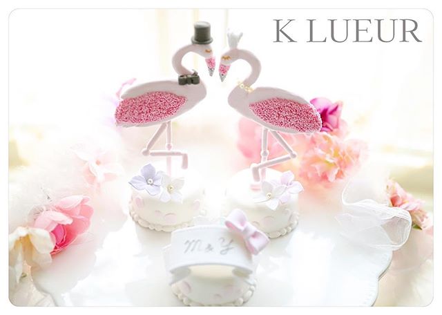 【新商品のご案内】カップルフラミンゴのミニケーキ（3個セット）・全てクレイでお作りしたカップルフラミンゴのミニケーキです。新郎新婦様をモチーフに、ティアラ&パール、シルクハット&蝶ネクタイで可愛く仕上げました。セットのミニケーキには、お二人のイニシャルorお名前orメッセージを可愛いリボンにデコレーションいたします♪ 受付や会場を彩るアイテムとして、また前撮り等の撮影にも最適です。・ご希望の方にはメモクリップをお付けすることも可能です。・・ご注文は、メールまたはwebshopよりお願いいたします。・️K LUEUR Wedding webshophttps://klueur.saleshop.jp・1dayレッスン、クレイアーティストコースのお問い合わせは、HPまたはメールよりお願いいたします。 ・【Mail】info@klueur.com【HP】http://klueur.com/・・ ・ ・＊＊＊#リングピロー #ウェディング #結婚式 #結婚祝い #プレゼント #クレイケーキ教室 #ウェディングアイテム #ウェルカムボード #クレイケーキ #clayart #ディプロマ#手作り #マカロンタワー #教室 #ハンドメイド #ディスプレイ #前撮り #日本クレイアート協会 #ウェディングニュース #ティファニーブルー #クレイ#プチギフト #女子力アップ #ベビーシャワー #マカロン#横浜#clay #習い事 #wedding#プレ花嫁