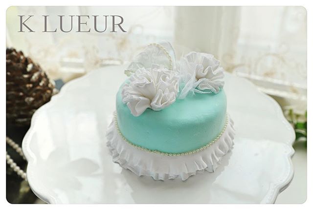 生徒さま作品【クレイアーティストコース】カーネーションとフリルのケーキ・ふんわりフリルがとてもお上手♪動きがあつて素敵です。 ・・お疲れさまでした♪・1dayレッスン、クレイアーティストコースのお問い合わせは、HPまたはメールよりお願いいたします。 ・【Mail】info@klueur.com【HP】http://klueur.com/・・ご注文は、メールまたはwebshopよりお願いいたします。・️K LUEUR Wedding webshophttps://klueur.saleshop.jp・ ・＊＊＊#リングピロー #ウェディング #結婚式 #結婚祝い #プレゼント #クレイケーキ教室 #ウェディングアイテム #ウェルカムボード #クレイケーキ #clayart #ディプロマ#手作り #マカロンタワー #教室 #ハンドメイド #ディスプレイ #前撮り #日本クレイアート協会 #ringpillow #ティファニーブルー #クレイ#プチギフト #女子力アップ #ベビーシャワー #マカロン#横浜#clay #習い事 #wedding#プレ花嫁