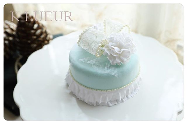 生徒さま作品【クレイアーティストコース】カーネーションとフリルのケーキ・キレイなお色で上品にお作り頂きました♪フリルに苦戦していらっしゃいましたが、最後の方はコツをつかまれてとてもキレイに仕上がりました(*´ｰ`*)・・お疲れさまでした♪・1dayレッスン、クレイアーティストコースのお問い合わせは、HPまたはメールよりお願いいたします。 ・【Mail】info@klueur.com【HP】http://klueur.com/・・ご注文は、メールまたはwebshopよりお願いいたします。・️K LUEUR Wedding webshophttps://klueur.saleshop.jp・ ・＊＊＊#リングピロー #ウェディング #結婚式 #結婚祝い #プレゼント #クレイケーキ教室 #ウェディングアイテム #ウェルカムボード #クレイケーキ #clayart #ディプロマ#手作り #マカロンタワー #教室 #ハンドメイド #ディスプレイ #前撮り #日本クレイアート協会 #ringpillow #ティファニーブルー #クレイ#プチギフト #女子力アップ #ベビーシャワー #マカロン#横浜#clay #習い事 #wedding#プレ花嫁