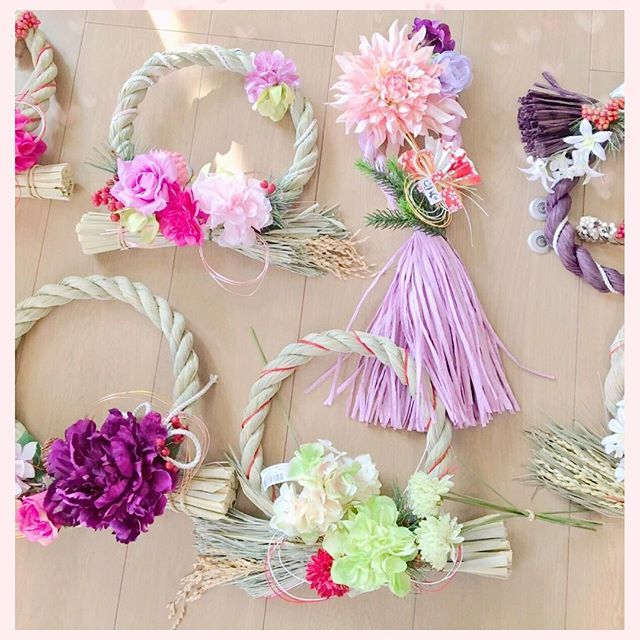 生徒様が送って下さった素敵なお写真♪・先日#しめ縄リース レッスンをご受講下さった生徒様より♪ご自宅でお作りになったたくさんのしめ縄リースです。とっても素敵ですね！！ありがとうございました(*´ｰ`*)＊＊お問い合わせはHP/DM/メールよりお願いいたします。info@klueur.com＊ご注文はメールまたは下記よりお願いいたします♪https://www.creema.jp/c/k-lueur＊＊＊#リングピロー #ウェディング #結婚式 #結婚祝い #プレゼント #クレイケーキ教室 #ウェディングアイテム #ウェルカムボード #クレイケーキ #clayart #ディプロマ#手作り #マカロンタワー #教室 #ハンドメイド #ディスプレイ #前撮り #日本クレイアート協会 #ringpillow #ティファニーブルー #クレイ#プチギフト #マカロン#横浜#clay #習い事 #wedding#プレ花嫁