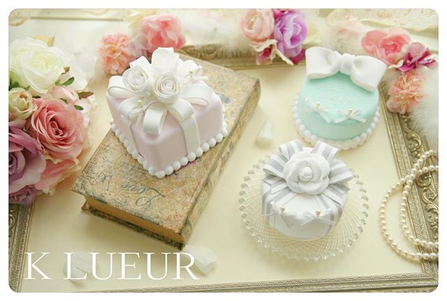 【オーダー品】本日発送いたしました商品リングピローです♪・心を込めてお作りさせて頂きました♪・素敵な結婚式となりますことを心よりお祈りしております♡・ご注文誠にありがとうございました♪＊お問い合わせはHPまたはメールよりお願いいたします。info@klueur.com＊ご注文はメールまたは下記よりお願いいたします♪https://www.creema.jp/c/k-lueur＊＊＊#リングピロー #ウェディング #結婚式 #結婚祝い #プレゼント #クレイケーキ教室 #ウェディングアイテム #ウェルカムボード #クレイケーキ #clayart #ディプロマ#手作り #マカロンタワー #教室 #ハンドメイド #ディスプレイ #前撮り #日本クレイアート協会 #ringpillow #ティファニーブルー #クレイ#プチギフト #女子力アップ #ベビーシャワー #マカロン#横浜#clay #習い事 #wedding#プレ花嫁