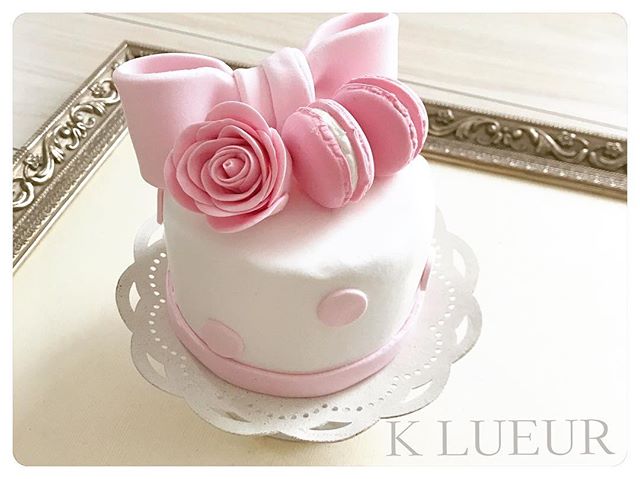 生徒さま作品♪【クレイアーティストコース】マカロンとローズのクレイケーキ。・初めてのカバーリングでしたが、とても綺麗に仕上がっています♡お色も可愛らしく素敵ですね♪・・お疲れ様でした♪＊お問い合わせはHPまたはメールよりお願いいたします。info@klueur.com＊ご注文はメールまたは下記よりお願いいたします♪https://www.creema.jp/c/k-lueur＊＊＊#リングピロー #ウェディング #結婚式 #結婚祝い #プレゼント #クレイケーキ教室 #ウェディングアイテム #ウェルカムボード #クレイケーキ #clayart #ディプロマ#手作り #マカロンタワー #教室 #ハンドメイド #ディスプレイ #前撮り #日本クレイアート協会 #ringpillow #ティファニーブルー #クレイ#プチギフト #デコクレイ #ベビーシャワー #マカロン#横浜#clay #習い事 #wedding#プレ花嫁