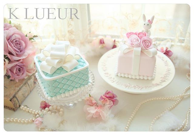 【オーダー品】本日発送いたしました商品です。・クレイケーキ&リングピロー・心を込めてお作りさせて頂きました。・気に入って頂けましたら幸いです♡・ご注文誠にありがとうございました♪＊お問い合わせはHPまたはメールよりお願いいたします。info@klueur.com＊ご注文はメールまたは下記よりお願いいたします♪https://www.creema.jp/c/k-lueur＊＊＊#リングピロー #ウェディング #結婚式 #結婚祝い #プレゼント #クレイケーキ教室 #ウェディングアイテム #ウェルカムボード #クレイケーキ #clayart #ディプロマ#手作り #マカロンタワー #教室 #ハンドメイド #ディスプレイ #前撮り #日本クレイアート協会 #ringpillow #ティファニーブルー #クレイ#プチギフト #女子力アップ #ベビーシャワー #マカロン#横浜#clay #習い事 #wedding#プレ花嫁