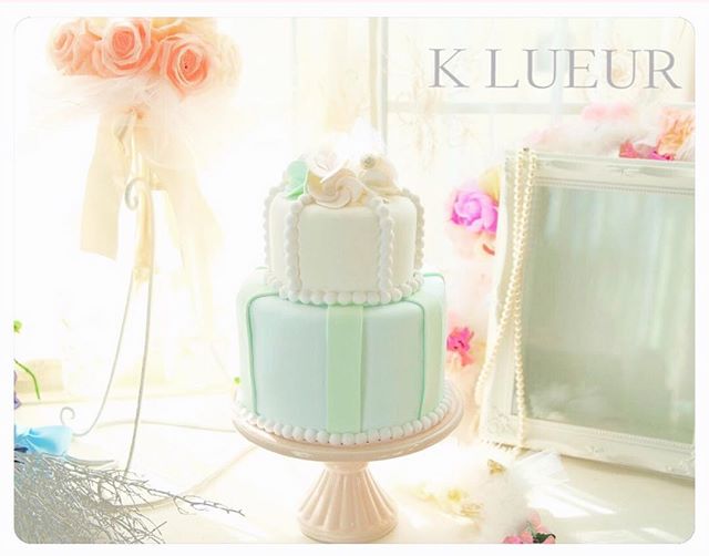 生徒さま作品♪【クレイアーティストコース】フリルフラワーとパールの2段ケーキです。・優しく上品な雰囲気に仕上がりました♪お色も綺麗で素敵ですね♡・お疲れ様でした！＊お問い合わせはHPまたはメールよりお願いいたします。info@klueur.com＊ご注文はメールまたは下記よりお願いいたします♪https://www.creema.jp/c/k-lueur＊＊＊#リングピロー #ウェディング #結婚式 #結婚祝い #プレゼント #クレイケーキ教室 #ウェディングアイテム #ウェルカムボード #クレイケーキ #clayart #ディプロマ#手作り #マカロンタワー #教室 #ハンドメイド #ディスプレイ #前撮り #日本クレイアート協会 #ringpillow #ティファニーブルー #クレイ#プチギフト #デコクレイ #ベビーシャワー #マカロン#横浜#clay #習い事 #wedding#プレ花嫁
