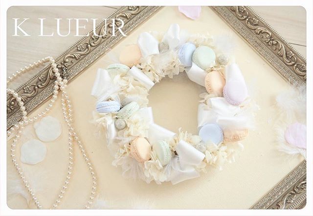 生徒さま作品♪【クレイアーティストコース】マカロンリースです。・紫陽花とリボンの扱いがとてもお上手♡さすがですね！とっても美しいです(*´ｰ`*)・お疲れ様でした！＊お問い合わせはHPまたはメールよりお願いいたします。info@klueur.com＊ご注文はメールまたは下記よりお願いいたします♪https://www.creema.jp/c/k-lueur＊＊＊#リングピロー #ウェディング #結婚式 #結婚祝い #プレゼント #クレイケーキ教室 #ウェディングアイテム #ウェルカムボード #クレイケーキ #clayart #ディプロマ#手作り #マカロンタワー #教室 #ハンドメイド #ディスプレイ #前撮り #日本クレイアート協会 #ringpillow #ティファニーブルー #クレイ#プチギフト #デコクレイ #ベビーシャワー #マカロン#横浜#clay #習い事 #wedding#プレ花嫁