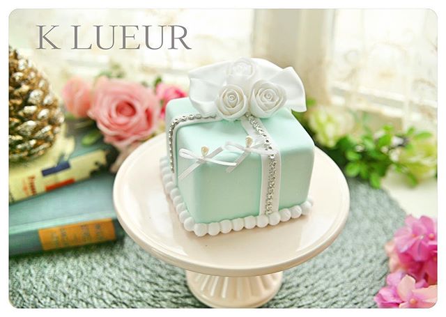 【ウェディングレッスン】来春挙式の花嫁さま♪リングピローをお作り頂きました。・鮮やかなティファニーブルーにローズとリボンを添えて、上品なデザインに。ラインストーンが華やかで美しいですね(*´ｰ`*)・ステキな結婚式となりますことを心よりお祈りしております♡・ありがとうございました！＊＊＊メールまたはDMよりお気軽にお問合せ下さいませ(*´ｰ`*)️info@klueur.com＊ご注文はメール or DM or または下記よりお願いいたします♪https://www.creema.jp/c/k-lueur＊＊＊#リングピロー #ウェディング #結婚式 #結婚祝い #プレゼント #クレイケーキ教室 #ウェディングアイテム #ウェルカムボード #クレイケーキ #clayart #ディプロマ#手作り #マカロンタワー #教室 #ハンドメイド #ディスプレイ #前撮り #日本クレイアート協会 #ringpillow #ティファニーブルー #クレイ#プチギフト #女子力アップ #ベビーシャワー #マカロン#横浜#clay #習い事 #wedding#プレ花嫁