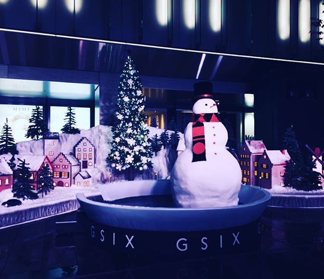 GINZA SIX様に納品いたしました「スヌー（snö）」・本物の雪でできたスノーマンの後ろにあるツリーには、ミニスノーマンのオーナメントが揺れています♪・まだまだ製作中です。＊＊メールまたはDMよりお気軽にお問合せ下さいませ(*´ｰ`*)️info@klueur.com＊ご注文はメール or DM or または下記よりお願いいたします♪https://www.creema.jp/c/k-lueur＊＊＊#リングピロー #ウェディング #結婚式 #結婚祝い #プレゼント #クレイケーキ教室 #ウェディングアイテム #ウェルカムボード #クレイケーキ #clayart #ディプロマ#手作り #マカロンタワー #教室 #ハンドメイド #ディスプレイ #前撮り #日本クレイアート協会 #ringpillow #ティファニーブルー #クレイ#プチギフト #女子力アップ #ベビーシャワー #マカロン#横浜#clay #習い事 #wedding#プレ花嫁