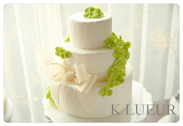 生徒さま作品♪【クレイアーティストコース】オリジナル三段ケーキです。・色鮮やかなグリーンの小花がとても美しい作品。アクセントの大きなリボンも素敵ですね。 ・お疲れ様でした！＊お問い合わせはHPまたはメールよりお願いいたします。info@klueur.com＊ご注文はメールまたは下記よりお願いいたします♪https://www.creema.jp/c/k-lueur＊＊＊#リングピロー #ウェディング #結婚式 #結婚祝い #プレゼント #クレイケーキ教室 #ウェディングアイテム #ウェルカムボード #クレイケーキ #clayart #ディプロマ#手作り #マカロンタワー #教室 #ハンドメイド #ディスプレイ #前撮り #日本クレイアート協会 #ringpillow #ティファニーブルー #クレイ#プチギフト #デコクレイ #ベビーシャワー #マカロン#横浜#clay #習い事 #wedding#プレ花嫁
