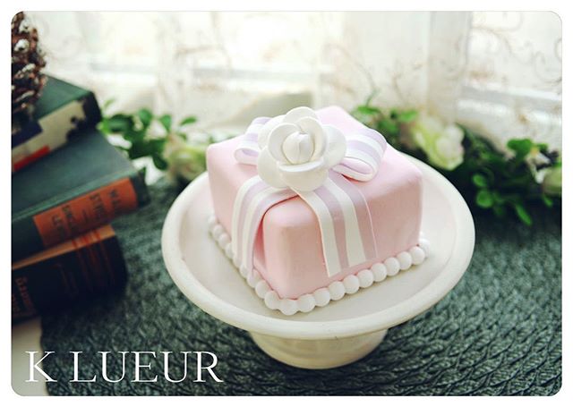 生徒さま作品♪【クレイアーティストコース】カメリアとストライプリボンのクレイケーキです。・ピンク系で可愛らしく♪とても美しい仕上がりです。 お疲れ様でした♪＊お問い合わせはHPまたはメールよりお願いいたします。info@klueur.com＊ご注文はメールまたは下記よりお願いいたします♪https://www.creema.jp/c/k-lueur＊＊＊#リングピロー #ウェディング #結婚式 #結婚祝い #プレゼント #クレイケーキ教室 #ウェディングアイテム #ウェルカムボード #クレイケーキ #clayart #ディプロマ#手作り #マカロンタワー #教室 #ハンドメイド #ディスプレイ #前撮り #日本クレイアート協会 #ringpillow #ティファニーブルー #クレイ#プチギフト #デコクレイ #ベビーシャワー #マカロン#横浜#clay #習い事 #wedding#プレ花嫁