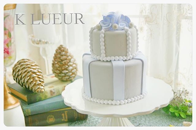 生徒さま作品♪【クレイアーティストコース】フリルフラワーとパールの2段ケーキです。・シックで上品なイメージに♪とても美しい仕上がりですね♡・お疲れ様でした！＊お問い合わせはHPまたはメールよりお願いいたします。info@klueur.com＊ご注文はメールまたは下記よりお願いいたします♪https://www.creema.jp/c/k-lueur＊＊＊#リングピロー #ウェディング #結婚式 #結婚祝い #プレゼント #クレイケーキ教室 #ウェディングアイテム #ウェルカムボード #クレイケーキ #clayart #ディプロマ#手作り #マカロンタワー #教室 #ハンドメイド #ディスプレイ #前撮り #日本クレイアート協会 #ringpillow #ティファニーブルー #クレイ#プチギフト #デコクレイ #ベビーシャワー #マカロン#横浜#clay #習い事 #wedding#プレ花嫁